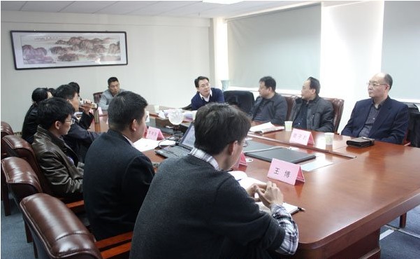 雙方在會(huì)議上交談