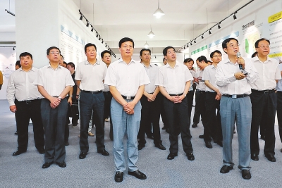 河南省委副書(shū)記、省長(zhǎng)陳潤(rùn)兒等省領(lǐng)導(dǎo)在鄭州航空港經(jīng)濟(jì)綜合實(shí)驗(yàn)區(qū)智能終端(手機(jī))產(chǎn)業(yè)園調(diào)研圖